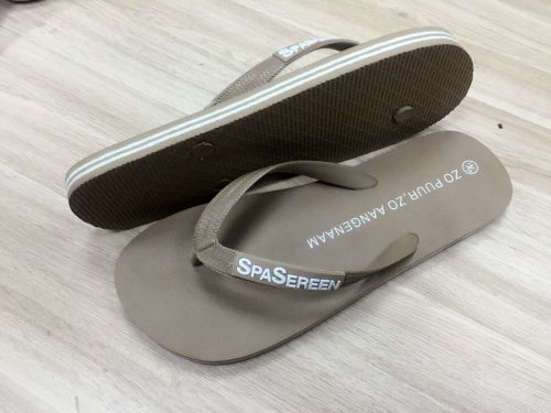 Rubber teenslipper met tekst naar eigen keus Rubber teenslipper met tekst naar eigen keus