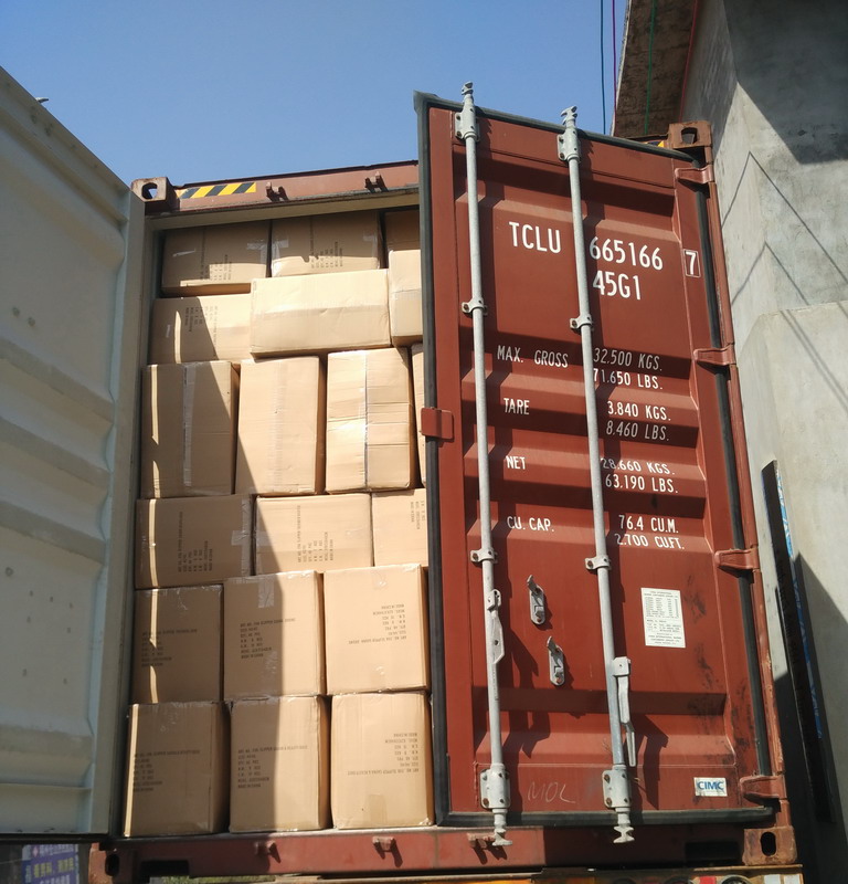 container vol slippers uit te laden container vol slippers uit te laden