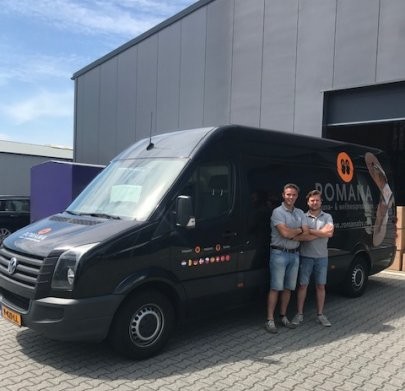 Erik en Max met transport bus bij het magazijn