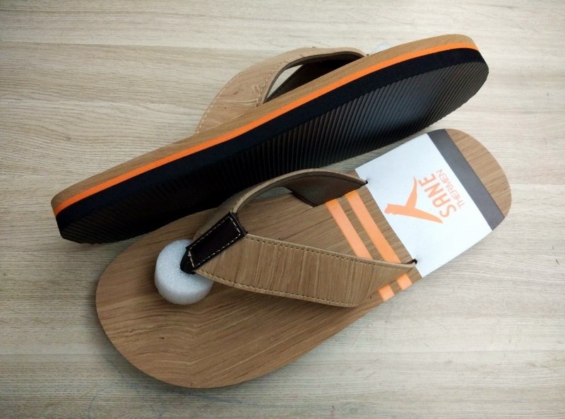 Wood teenslipper uit voorraad leverbaar